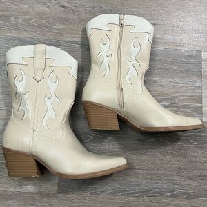 Universal Thread Cream Heeled Boots